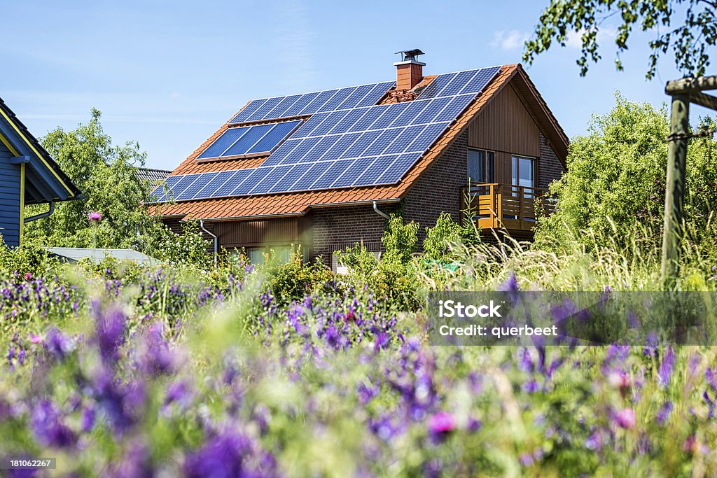 Haus mit Solarzellen - Lizenzfrei Sonnenkollektor Stock-Foto