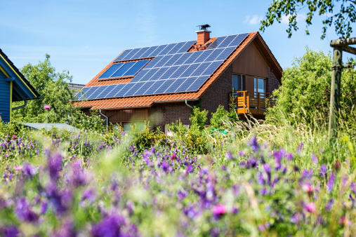 Casa con paneles solares photo