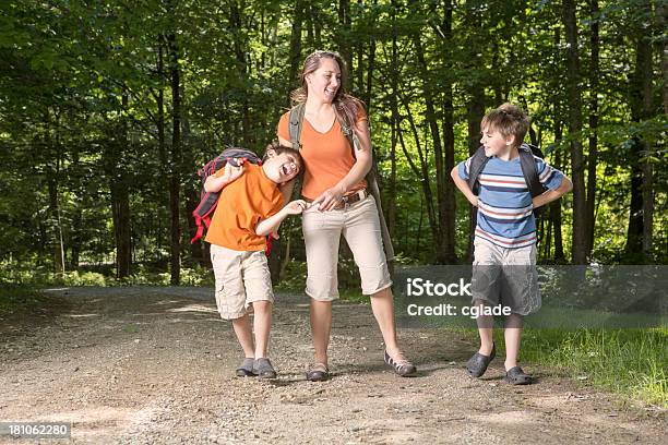 Foto de Se Divertindo No Bosque e mais fotos de stock de 30 Anos - 30 Anos, 6-7 Anos, 8-9 Anos