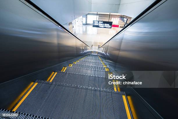 Foto de Fundo Vazio Escada Rolante e mais fotos de stock de Abstrato - Abstrato, Aeroporto, Amarelo