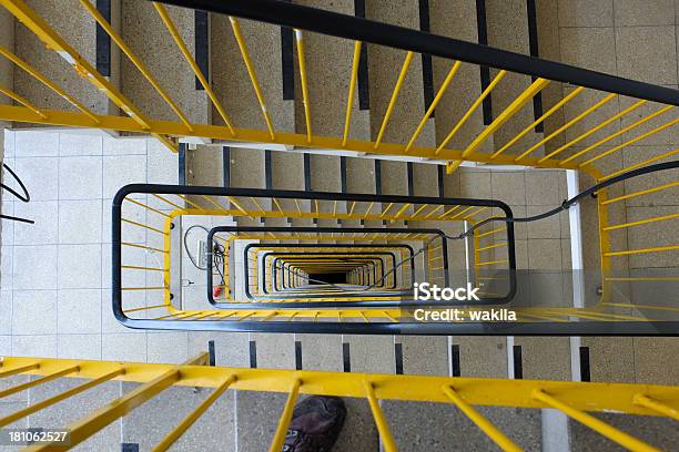 Escadaria Com Amarelo Corrimões - Fotografias de stock e mais imagens de Abstrato - Abstrato, Amarelo, Arquitetura