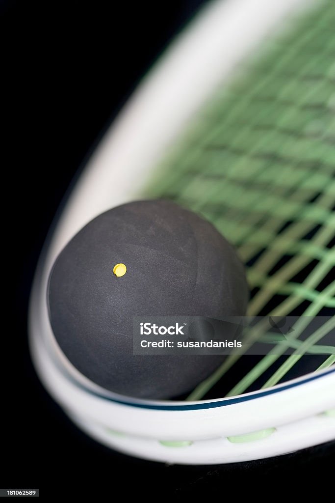 Primo piano di Palla da squash sul racquet - Foto stock royalty-free di Competizione