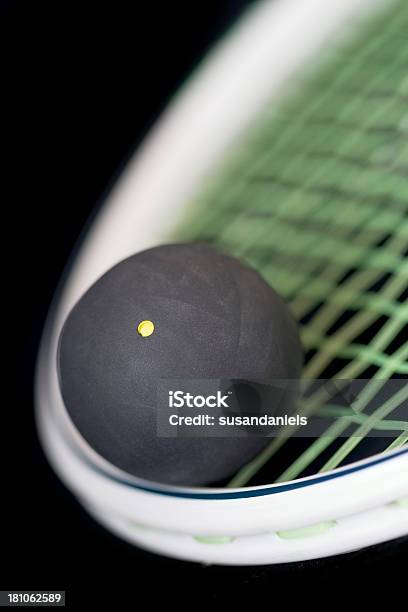 Primo Piano Di Palla Da Squash Sul Racquet - Fotografie stock e altre immagini di Competizione - Competizione, Composizione verticale, Concetti