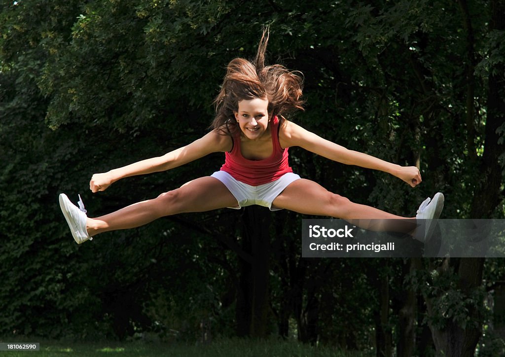 Ragazza Salto - Foto stock royalty-free di Ragazza pon pon