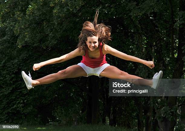 Ragazza Salto - Fotografie stock e altre immagini di Ragazza pon pon - Ragazza pon pon, Adolescente, Adulto