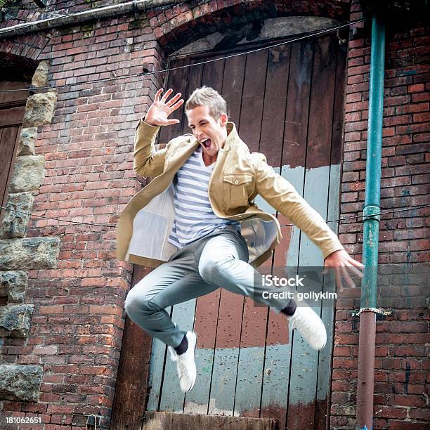 Photo libre de droit de Jeune Homme Sauter Sur Un Bâtiment banque d'images et plus d'images libres de droit de Activité - Activité, Adulte, Bizarre