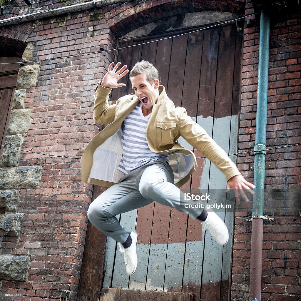 Молодой человек, прыгать от здания - Стоковые фото 20-29 лет роялти-фри