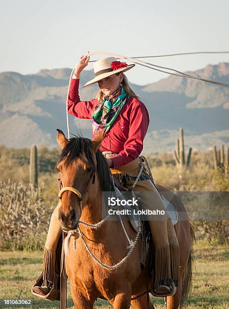 Kowbojka Na Koń Rzucać Z Lasso - zdjęcia stockowe i więcej obrazów Jeździć konno - Jeździć konno, Stan Arizona, Czapsy westernowe