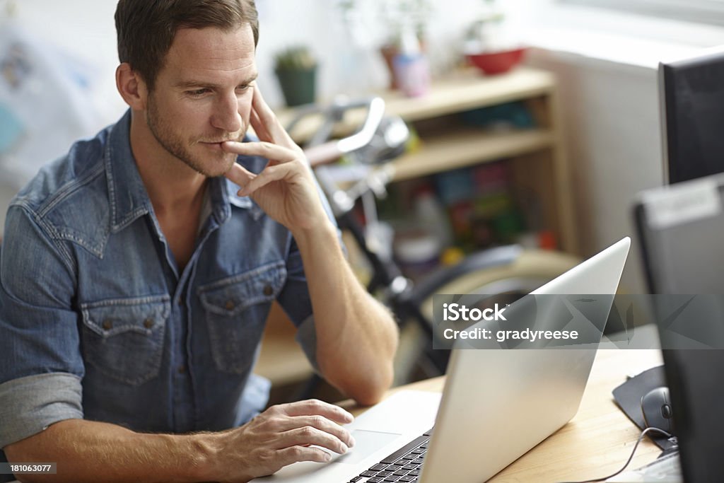 Er sich auf seine Arbeit - Lizenzfrei 20-24 Jahre Stock-Foto