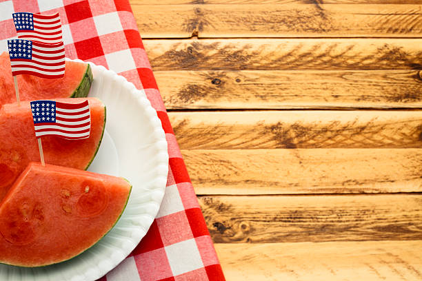 7 月 4 日のウォーターメロン - picnic watermelon tablecloth picnic table ストックフォトと画像
