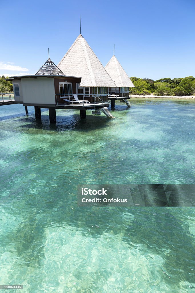 トロピカルパラダイスの贅沢なリゾートの水上バンガロー - 海のロイヤリティフリーストックフォト