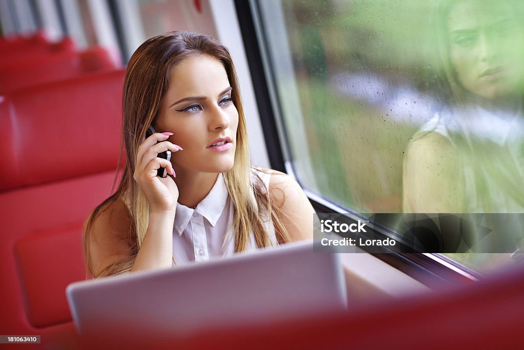 Frau spricht am Telefon im Zug - Lizenzfrei Eisenbahn Stock-Foto