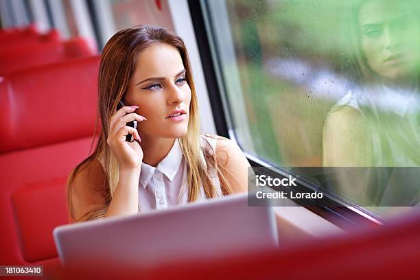 Frau Spricht Am Telefon Im Zug Stockfoto und mehr Bilder von Eisenbahn - Eisenbahn, Arbeiten, Junge Frauen