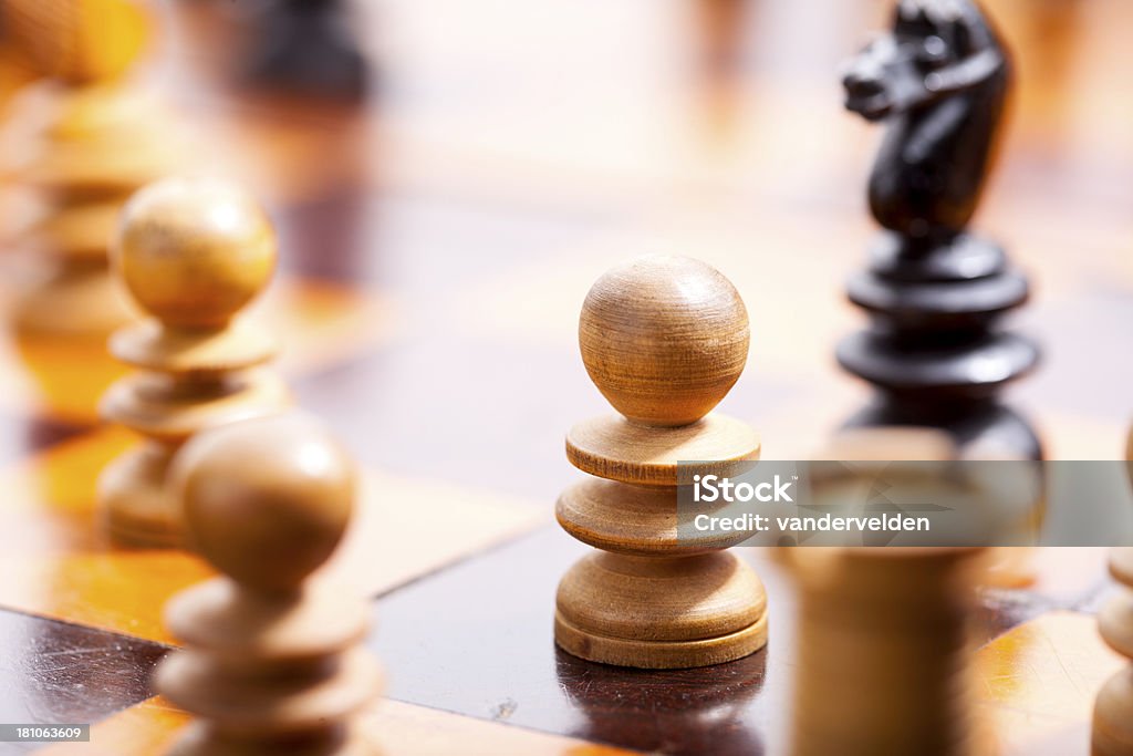 Pawn 있는 앤틱형 체스판 - 로열티 프리 0명 스톡 사진