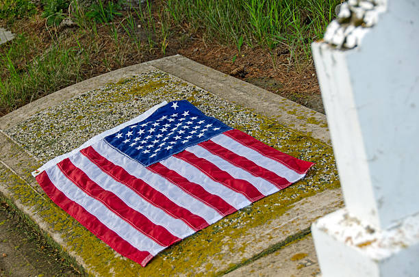 istock United States Flag and Grave 181063629