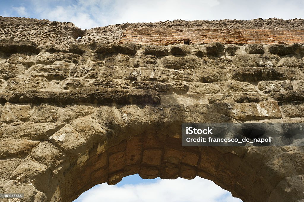 Romano antigo aqueduto arch, Roma, Itália - Foto de stock de Aqueduto royalty-free