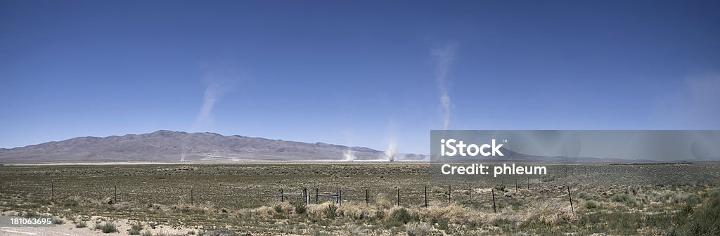 Poussière Devils dans le Nevada - Photo de Tourbillon de poussière libre de droits