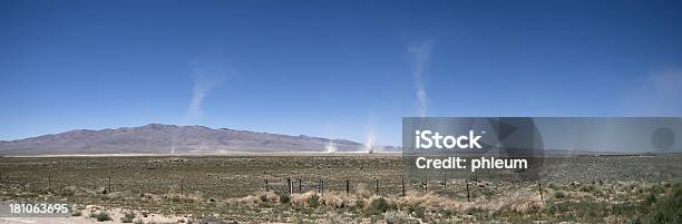 Photo libre de droit de Poussière Devils Dans Le Nevada banque d'images et plus d'images libres de droit de Tourbillon de poussière - Tourbillon de poussière, Chaleur, Chaîne de montagnes