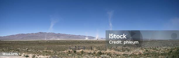 Polvere Devils In Nevada - Fotografie stock e altre immagini di Turbine di polvere - Turbine di polvere, Ambientazione esterna, Calore - Concetto