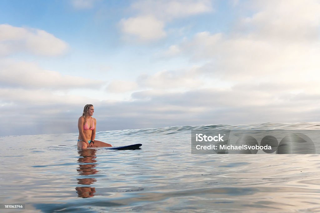 Blonde Surfeuse - Photo de Surf libre de droits