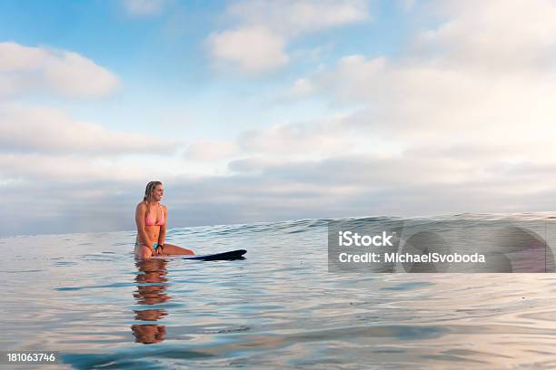 Photo libre de droit de Blonde Surfeuse banque d'images et plus d'images libres de droit de Surf - Surf, Adolescence, Adolescent