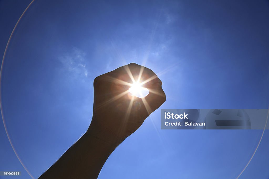 Hand heben in Richtung Himmel einer umlaufenden Sonne - Lizenzfrei Vorhersagen Stock-Foto