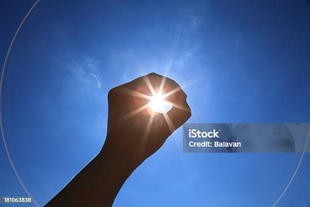Hand Heben In Richtung Himmel Einer Umlaufenden Sonne Stockfoto und mehr Bilder von Vorhersagen