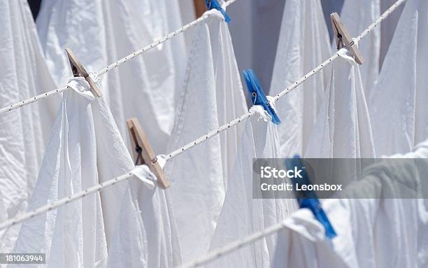 On Linea - Fotografie stock e altre immagini di Lenzuolo - Lenzuolo, Bianco, Pendere