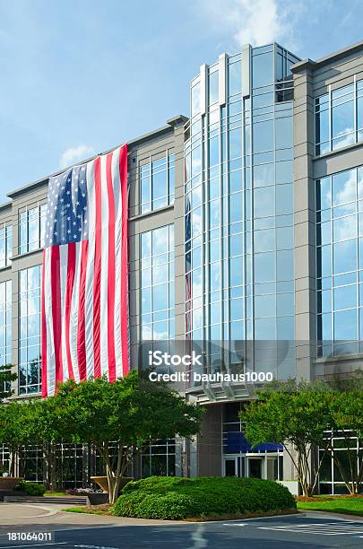 Patriotyczne Budynek Biurowy - zdjęcia stockowe i więcej obrazów Wyprodukowane w USA - zwrot - Wyprodukowane w USA - zwrot, 4-go lipca, Amerykańska flaga