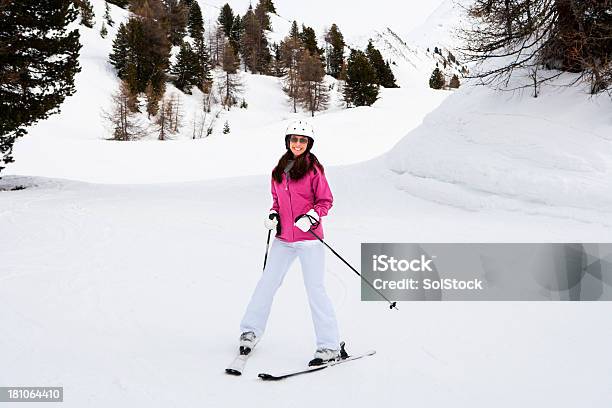 Mujer Esquí De Aprendizaje Foto de stock y más banco de imágenes de Aprender - Aprender, Esquí - Deporte, 30-39 años