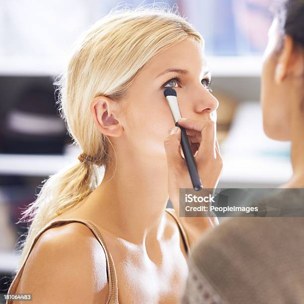 Para Makeup Artista Cada Face É Uma Tela - Fotografias de stock e mais imagens de Série de mudança de look - Série de mudança de look, Adulto, Aplicar