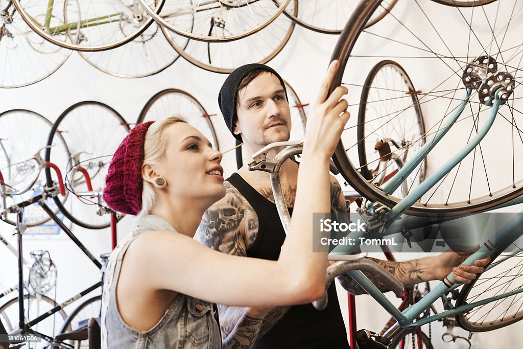 Paar auf Fahrrad-Store - Lizenzfrei Fahrrad Stock-Foto
