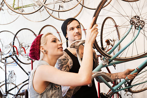 casal em uma loja de bicicletas - city life funky cool urban scene - fotografias e filmes do acervo
