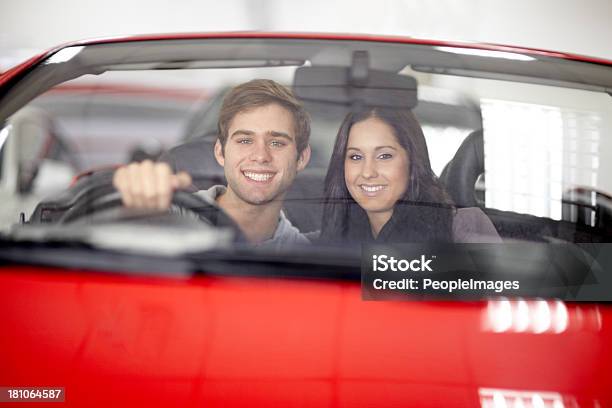 Gut Aussehen In Ihrem Neuen Auto Stockfoto und mehr Bilder von Auto - Auto, Junges Paar, Kaufen