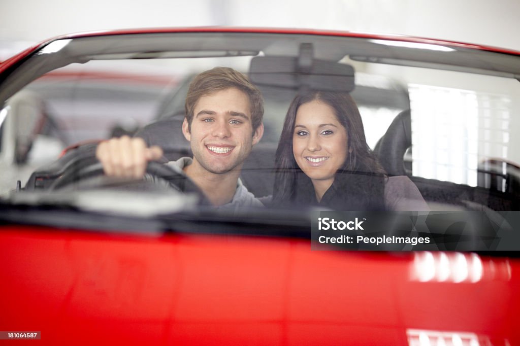 La recherche de bons dans leur nouvelle voiture - Photo de Acheter libre de droits