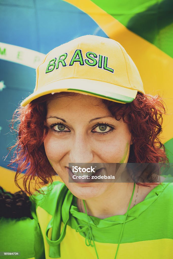Jeune Belle femme fans de l'équipe du Brésil de Football - Photo de Adolescence libre de droits