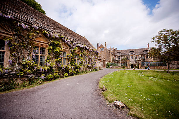 istock An Elizabethan house and gardens 181064763