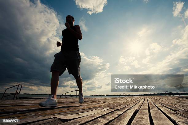 Männer Joggen Stockfoto und mehr Bilder von Aktiver Lebensstil - Aktiver Lebensstil, Aktivitäten und Sport, Anlegestelle