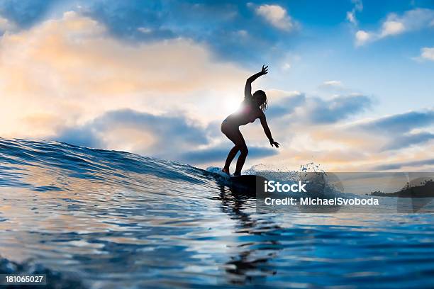 Photo libre de droit de Une Jeune Femme Blonde Sur Vagues De Surf Au Coucher Du Soleil banque d'images et plus d'images libres de droit de Adolescence