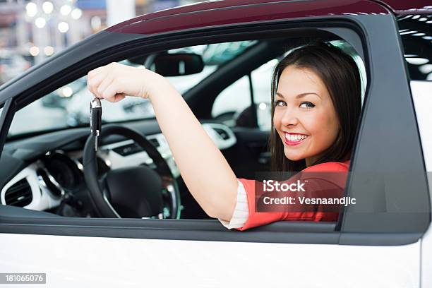 앉은 젊은 여자 자동차 20-29세에 대한 스톡 사진 및 기타 이미지 - 20-29세, 30-39세, 개인 육상 교통