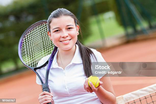 Sonriendo Jugador De Tenis Foto de stock y más banco de imágenes de Actividades recreativas - Actividades recreativas, Adolescente, Adulto