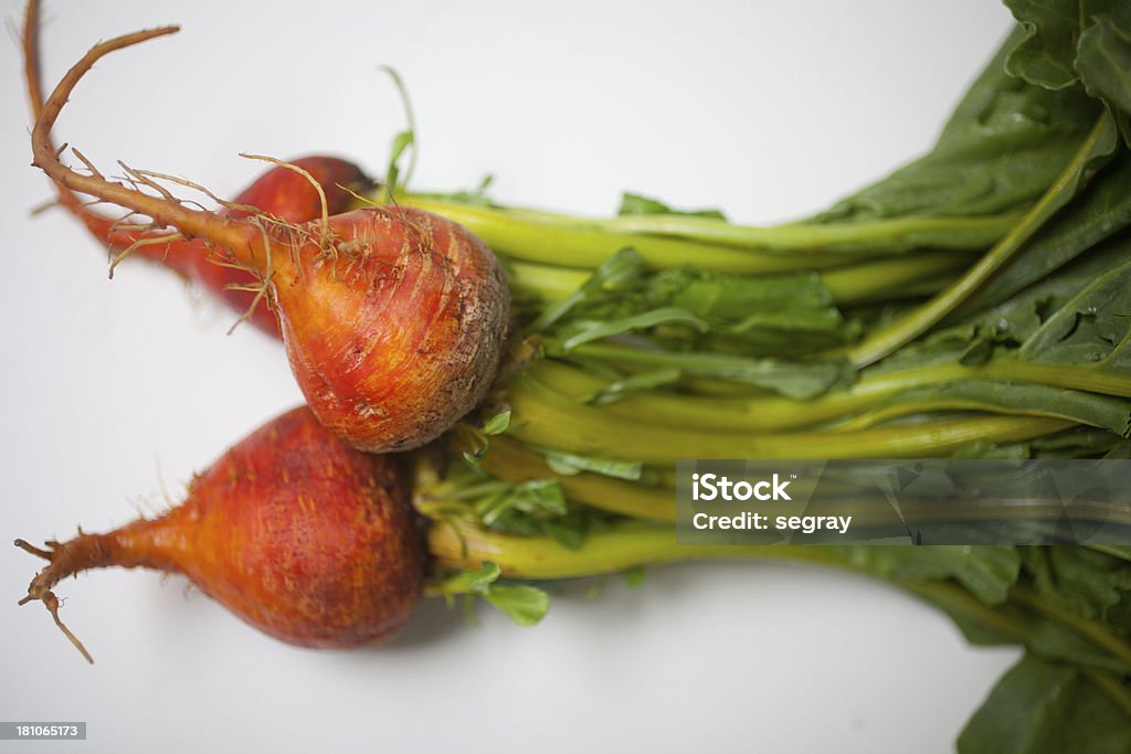新鮮なグリーンゴールド beets に添付 - ゴールデンビーツのロイヤリティフリーストックフォト