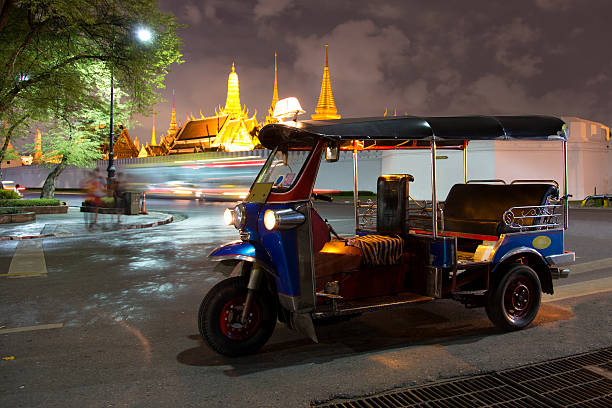 tuk-tuk vicino al grand palace, bangkok, tailandia - bangkok thailand rickshaw grand palace foto e immagini stock