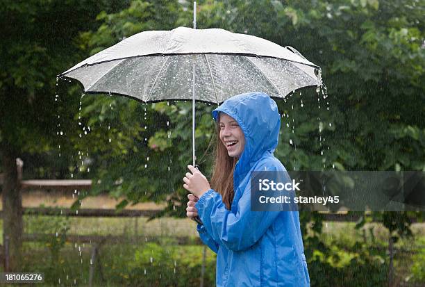 Deszczowy Dzień W Lecie - zdjęcia stockowe i więcej obrazów 10-11 lat - 10-11 lat, Chlapać, Deszcz