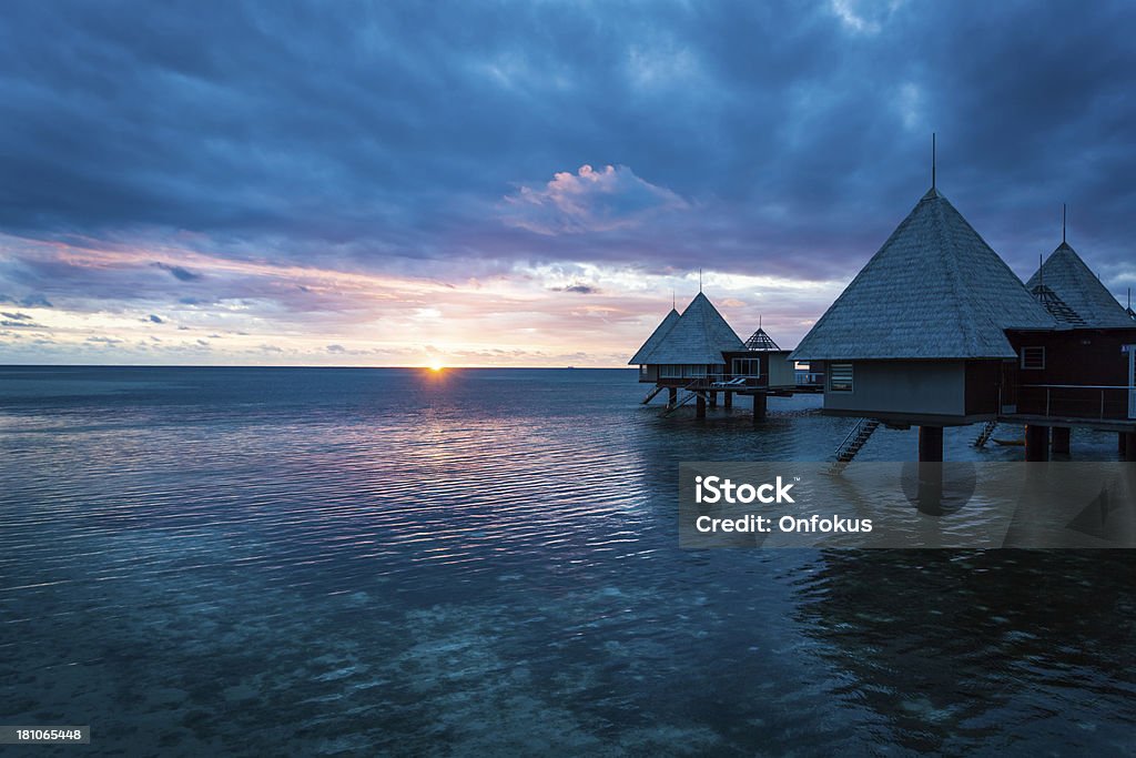 Paraíso Tropical Resort de lujo sobre el agua en la puesta de sol - Foto de stock de Nueva Caledonia libre de derechos