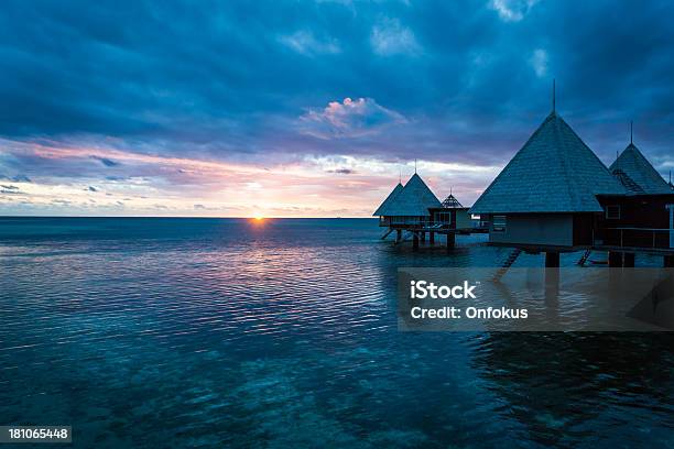 Tropikalny Raj Luksusowy Kurort Nad Wodą O Zachodzie Słońca - zdjęcia stockowe i więcej obrazów Nowa Kaledonia