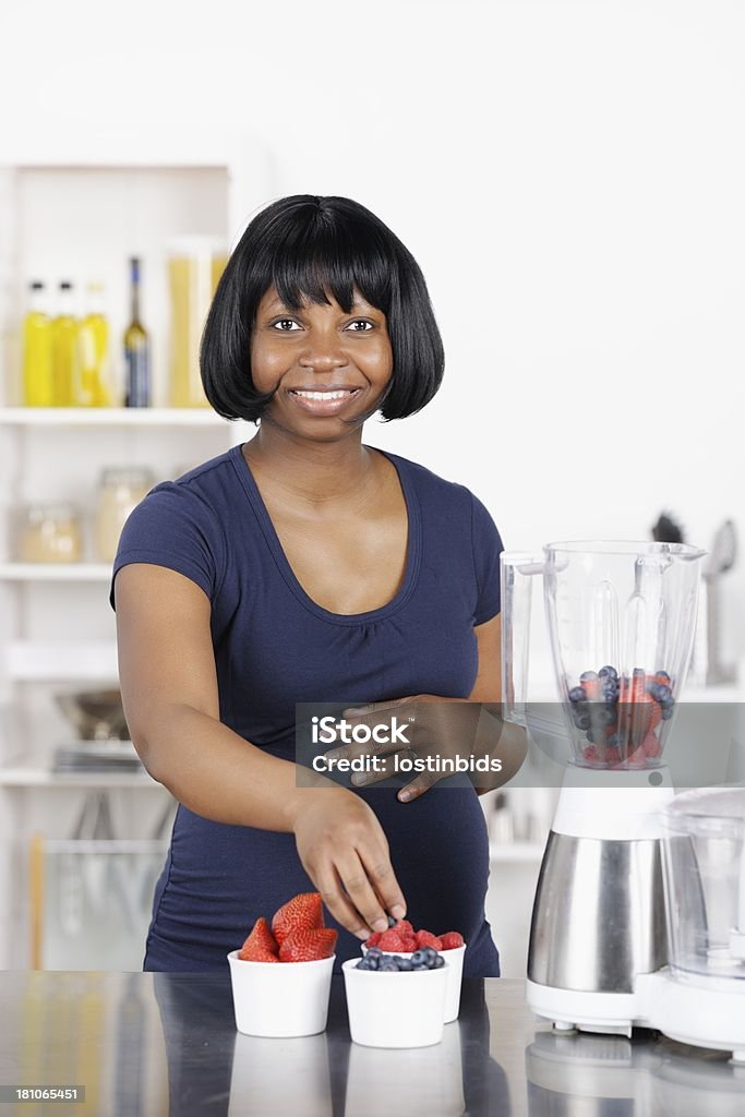 Grávida mulher afro-americana A fazer uma boa bebida/sobremesa - Foto de stock de 30 Anos royalty-free