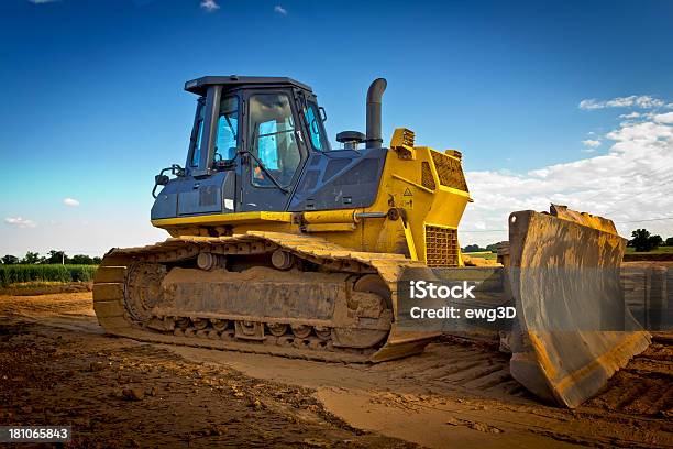 Photo libre de droit de Pelleteuse Dans Une Nouvelle Construction De Routes banque d'images et plus d'images libres de droit de Boue