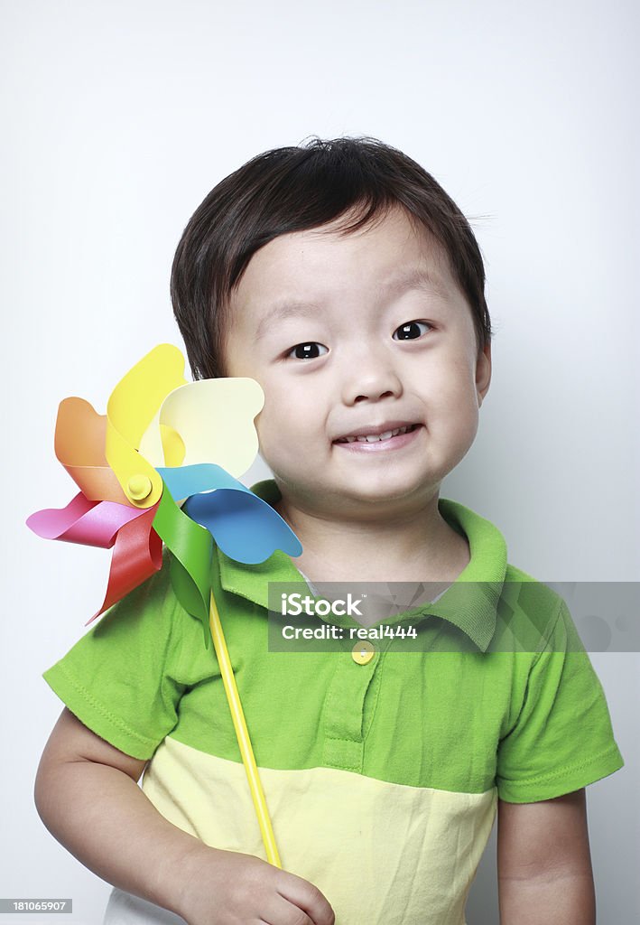 Ładny Azji dzieci gra z zabawka Pinwheel, - Zbiór zdjęć royalty-free (12-17 miesięcy)