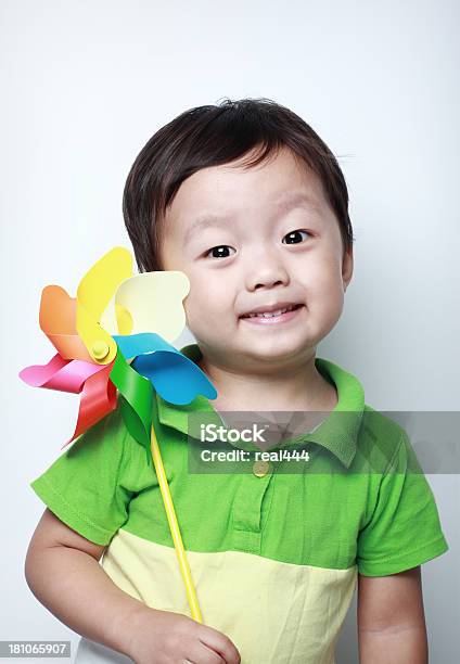 Foto de Linda Ásia Crianças Brincando Com Brinquedos De Catavento e mais fotos de stock de 12-17 meses